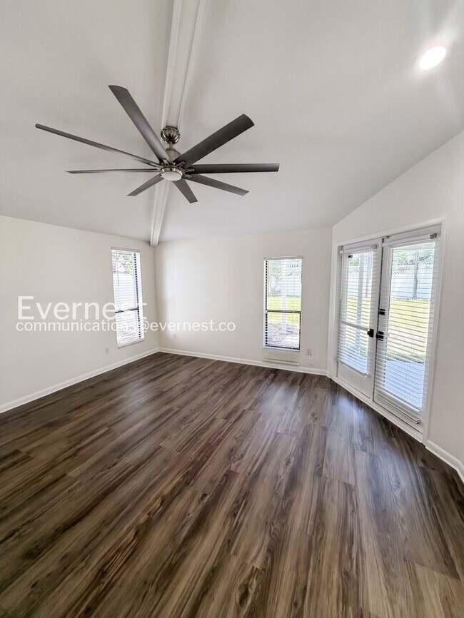 Building Photo - 4 Bed/2.5 Bath Home with Detached Garage / Available Now!