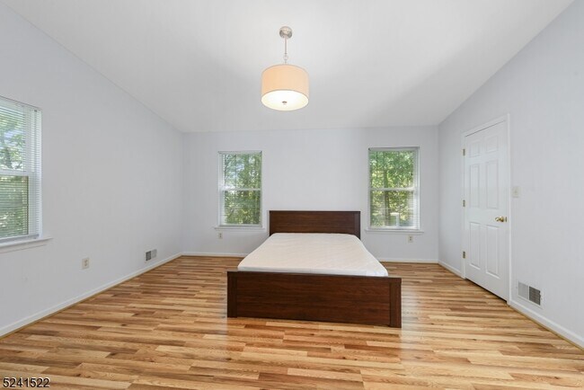 Building Photo - 45 Maple Ln