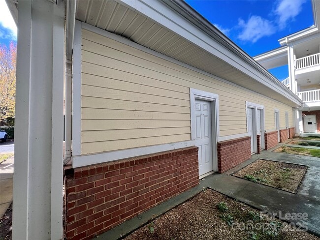 Building Photo - 8929 Meadow Vista Rd