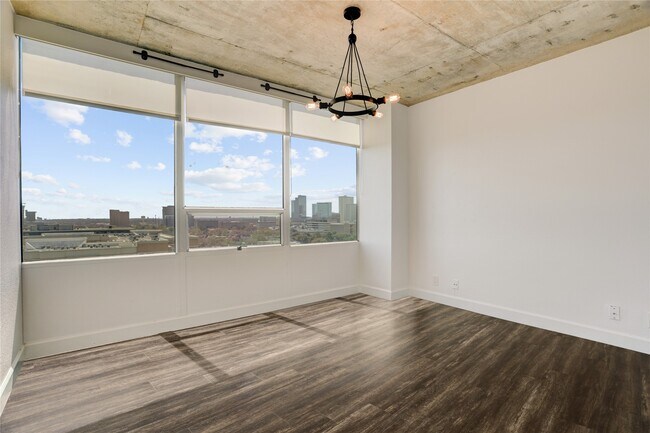 Building Photo - 2701 Westheimer Rd