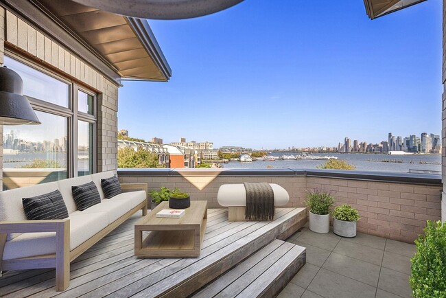 Primary Photo - TH3 Henley Pl