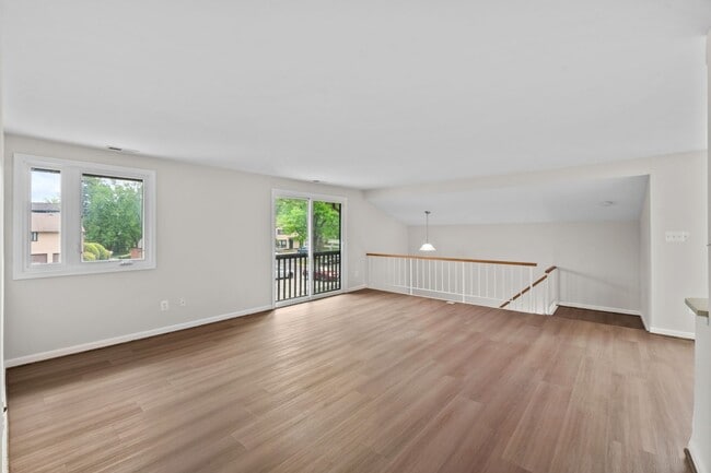 Building Photo - Condo in Woodside Square. 3Br / 1Ba Renovated. Garage.