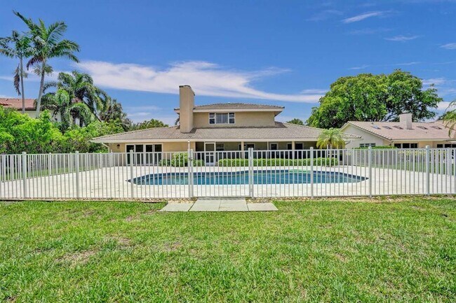 Building Photo - 2527 Lakes Dr