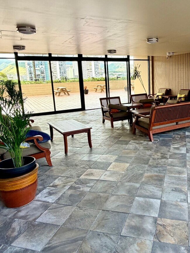 Building Photo - 2121 Ala Wai Blvd