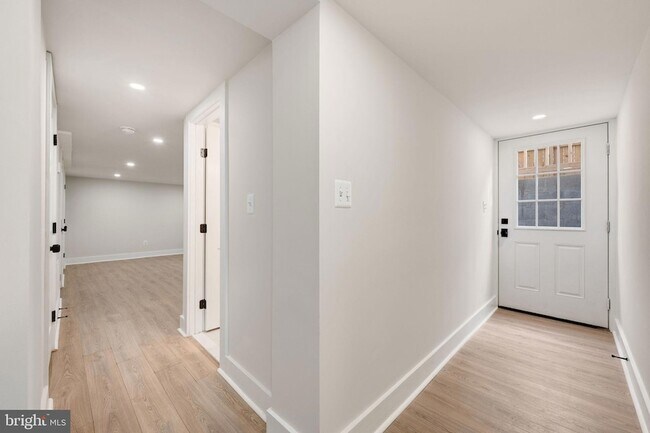 Building Photo - 113 Clifford Ave