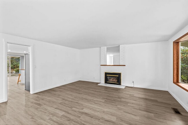 Building Photo - 4BD, 2.5BA Home located in the desirable Churchill Neighborhood!