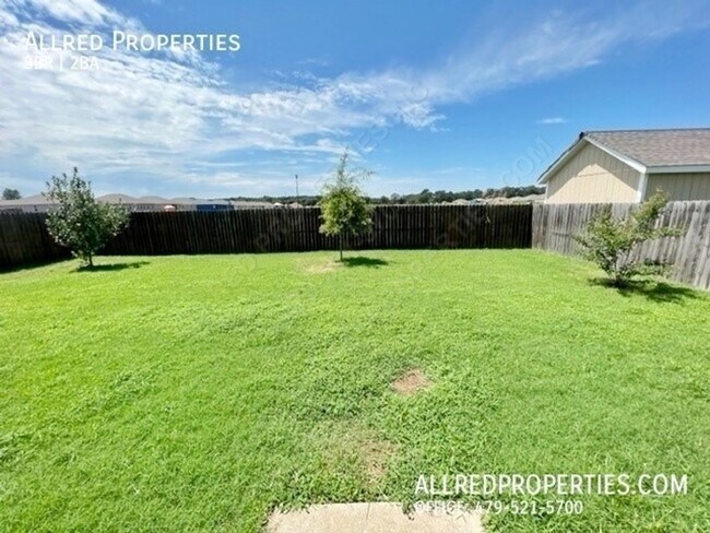 Building Photo - HOLIDAY MOVE IN SPECIAL!! Single Family Ho...