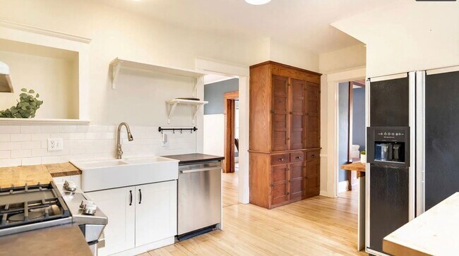 Building Photo - 240 Calkins Ave SE