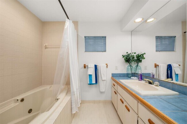 Building Photo - 2551 Lakeview Dr