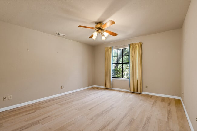 Building Photo - 9006 Balcones Club Dr