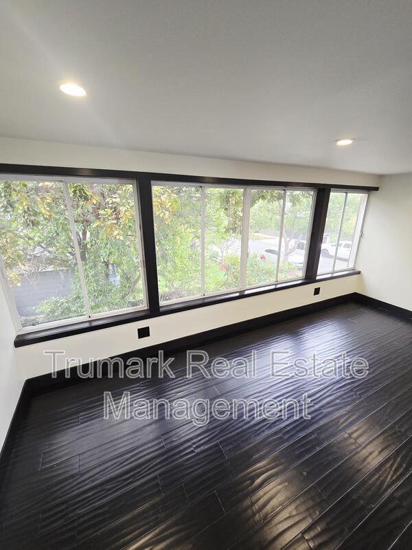 Building Photo - 12426 Moorpark St