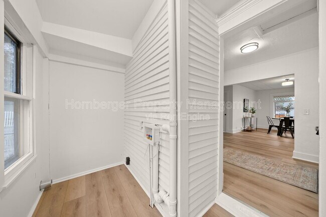 Building Photo - 627 E Wellesley Ave