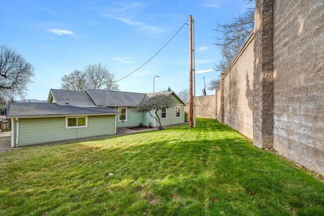 Building Photo - Beautiful 2 Bed, 1 Bath Rental Home in Happy Valley Neighborhood!