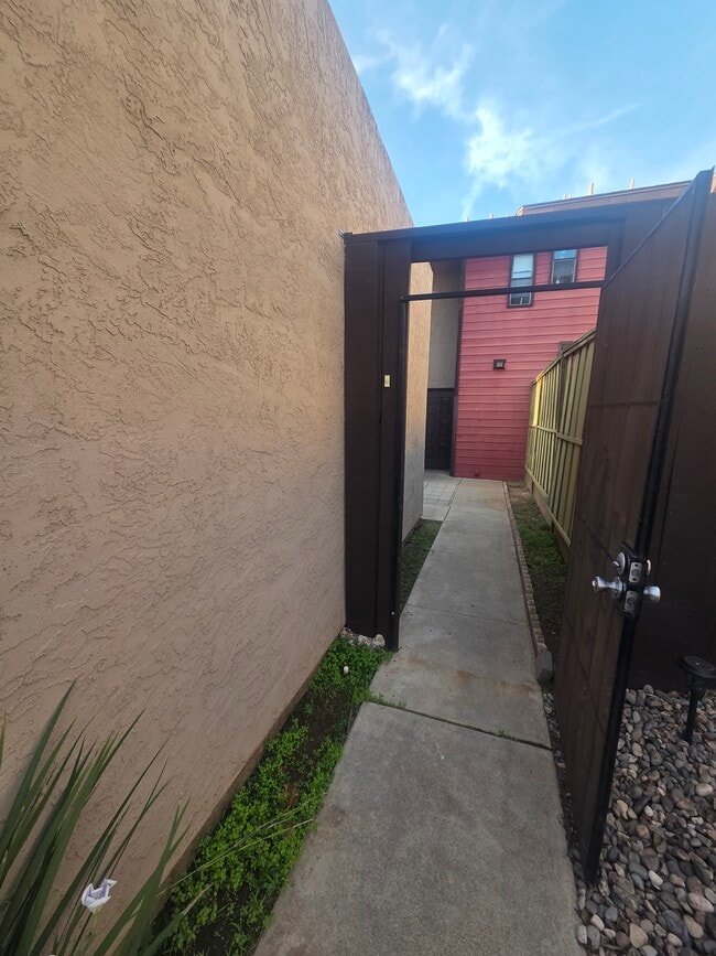 Building Photo - 140 E El Norte Pkwy