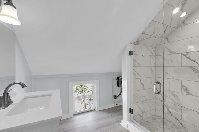 Building Photo - 1420 Petronia St