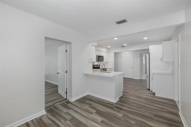 Building Photo - 211 Timberlane Dr