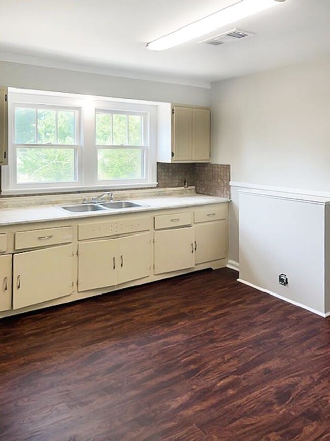 Building Photo - 1305 Turner-Now Pre-Leasing!