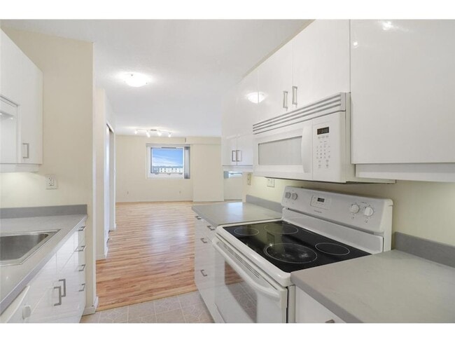 Building Photo - 66 9th St E