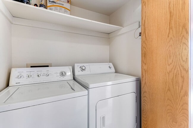 Building Photo - Cozy Condo in Convenient Location with Mou...
