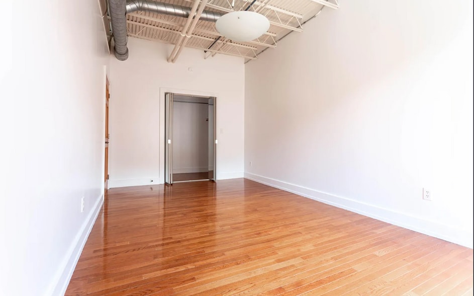 Building Photo - 107 1st St S
