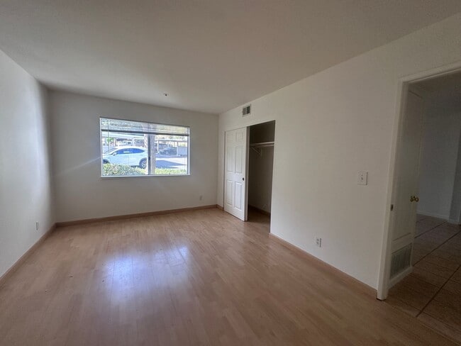 Building Photo - Spacious One Bedroom Condo w/ Mountain Views!