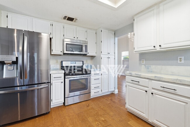 Building Photo - 2212 Thurton Dr