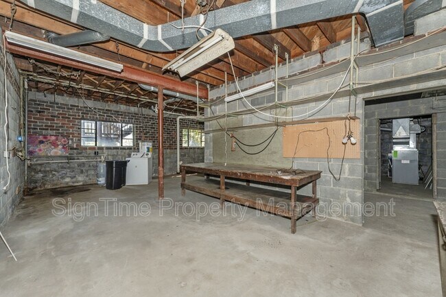 Building Photo - 826 Summit Ave