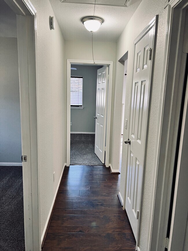 Building Photo - 75 E Village Knoll Cir