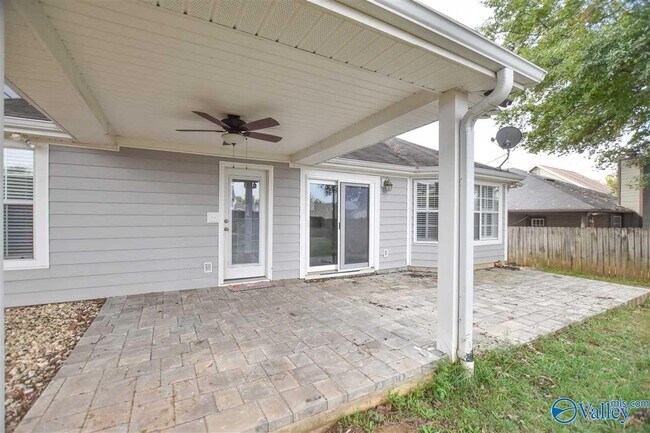 Building Photo - 2542 Bonnie Oaks Dr SW