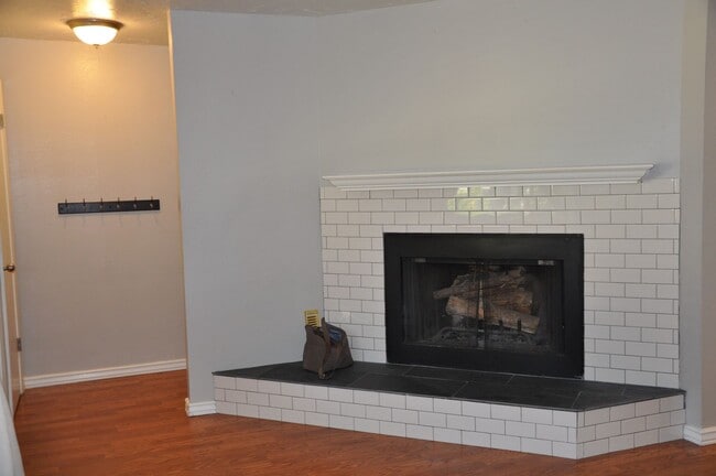 Building Photo - Beautiful 2 bedroom on the east side!