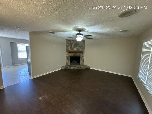 Building Photo - 5032 Shimmer Dr