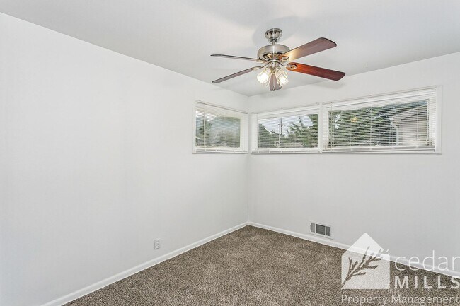 Building Photo - 1422 Cloverdale Dr