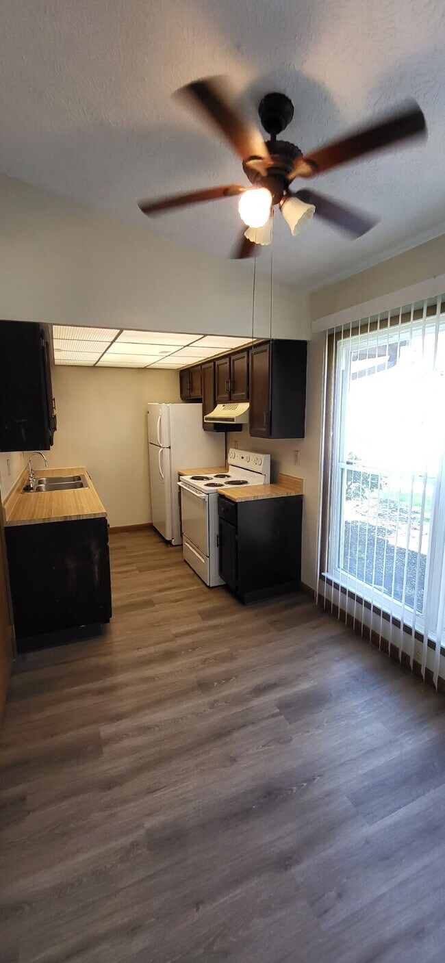 Building Photo - 1 Bed Single Level Apartment with Garage