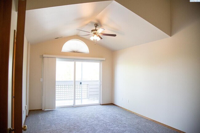 Building Photo - 3 Bed/2.5 Bath Richland Townhome!