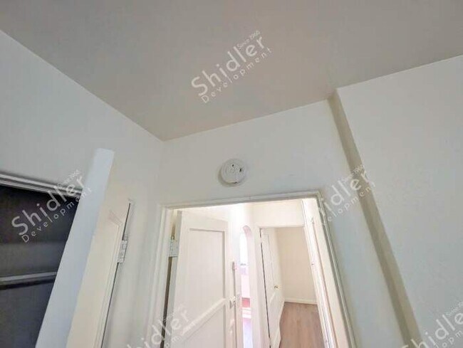 Building Photo - 2 Bedroom 1 Bath with Laundry