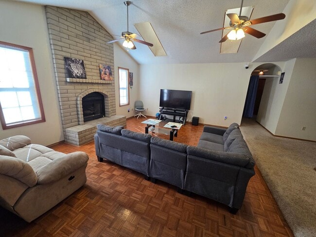 Building Photo - Large 4 Bdrm/3 Bath Home Close to Holloman AFB