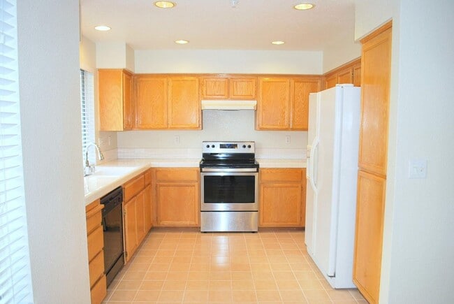 Building Photo - Bright & Modern Townhouse in Beautiful Danville! Close to Blackhawk Plaza!