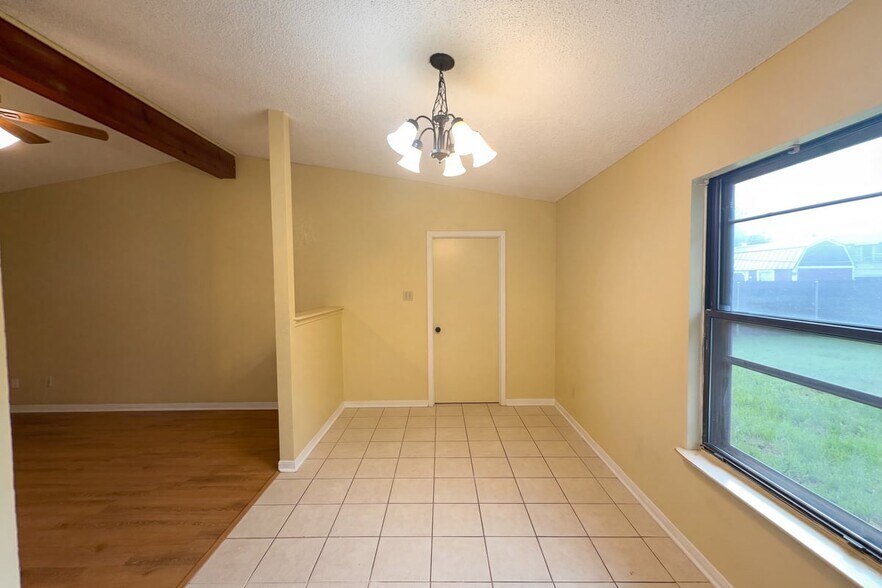 Building Photo - 908 Hackberry St