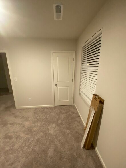 Building Photo - 427 Silo Ct