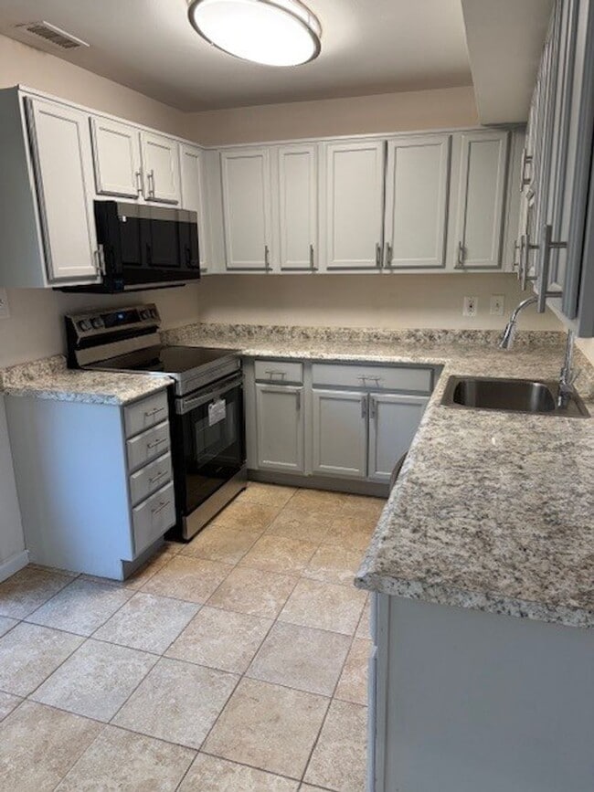 Building Photo - Charming two level townhouse in establishe...