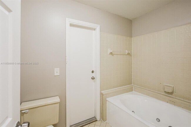 Building Photo - 899 Daffodil Dr