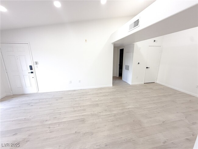 Building Photo - 950 Seven Hills Dr