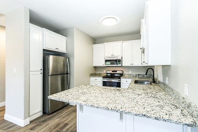 Building Photo - 3 Bed 3 Bath with rooftop Deck!
