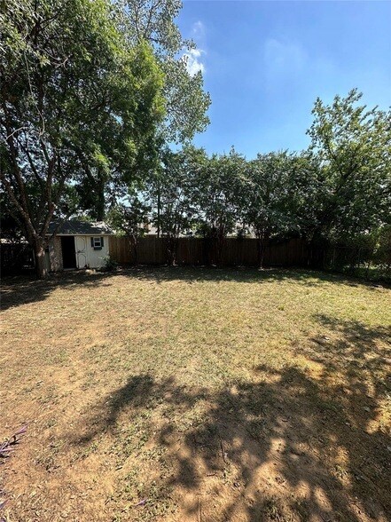 Building Photo - 2022 Wesley Dr