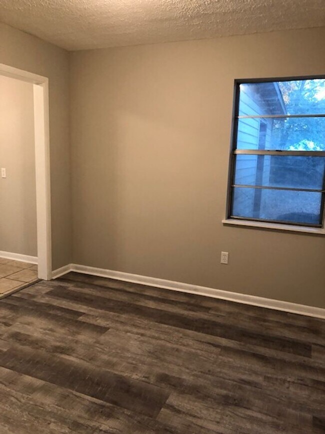 Building Photo - 9321 Dunwoody Dr