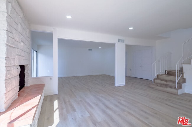 Building Photo - 823 S Detroit St