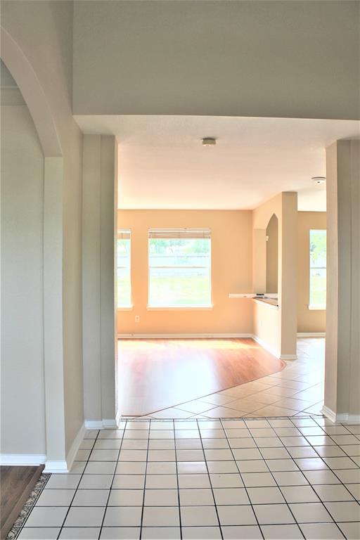 Building Photo - 2011 Lantana Dr