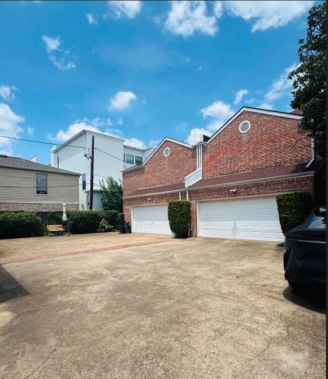 Building Photo - 2413 Potomac Dr