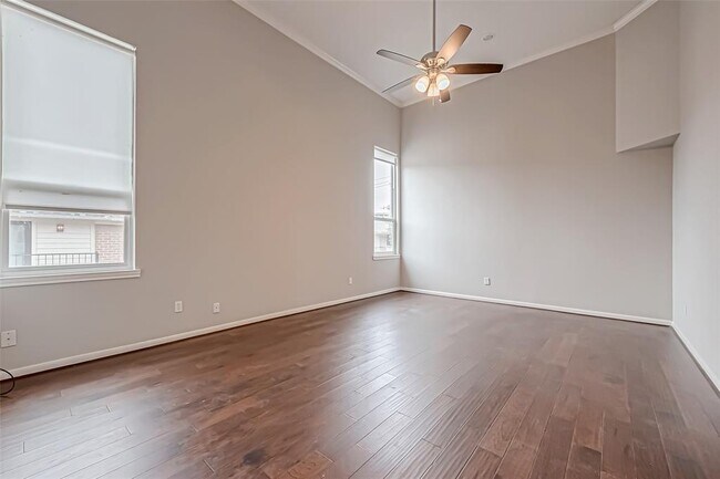 Building Photo - 2527 Potomac Dr