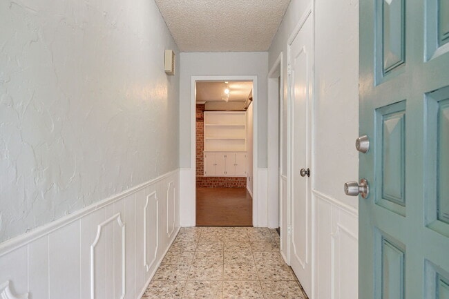 Building Photo - Rollingwood Beauty!